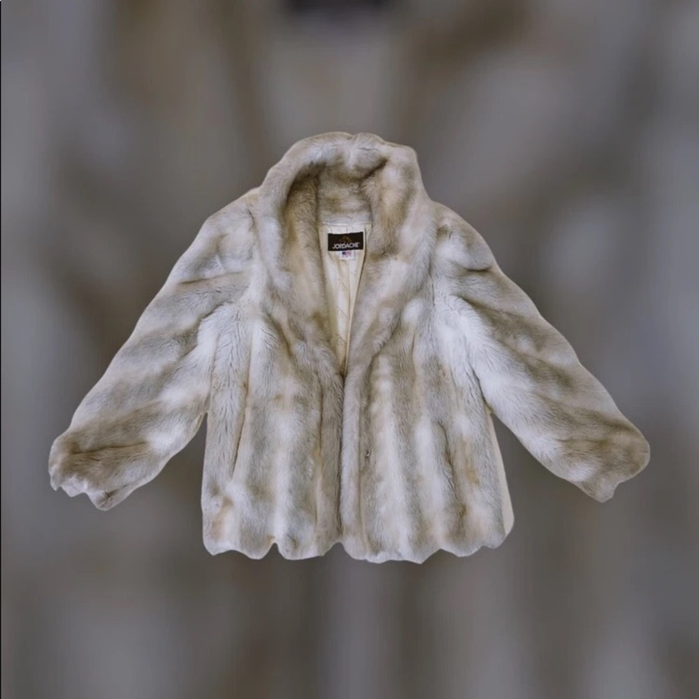 Vintage 90s Jordache Faux Fur Coat
Size: US L / EU 52-54 /3 Faux furGently Used